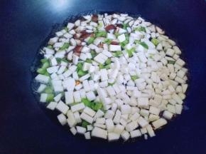 锅中加入水，大火烧开，将切好的蔬菜倒入，大火2分钟捞出淋干水份。