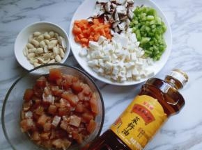 食材准备好，可以炒了。