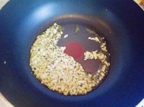 锅中加入食用油，将切好的葱姜蒜倒入炒香。
