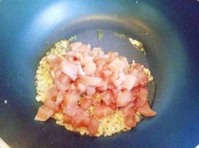 加入腌制好的鸡肉中小火煸炒。