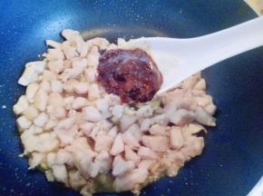 加入一勺豆瓣酱。