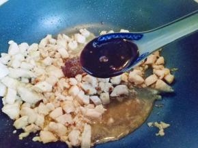 再加入一勺海鲜酱。