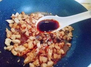 再加入一勺耗油，小火翻炒均匀，加入少量水，将鸡肉炒熟。