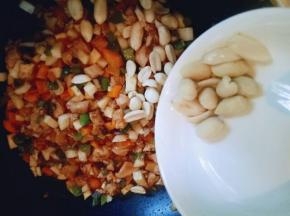 再加入熟花生米。