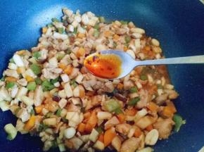 再加入一勺辣油，(这里可以根据个人喜欢及口味来放辣椒的量，我孩子不吃辣，所以只能放一点点辣油。)