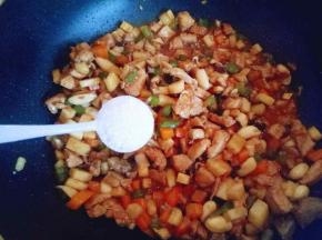 加入糖，盐煸炒均匀，即可出锅。