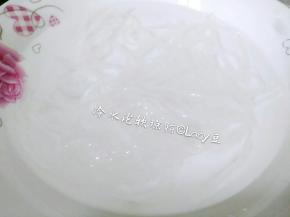 称量各层需要用的琼脂，最好是分碗泡发，方便使用。要用冷水浸泡，包装袋一般彻底泡透需要5-15分钟，没泡透的琼脂很难彻底熬化。包装袋上写只要泡2-3分钟，具体还是以泡发好的状态为准。