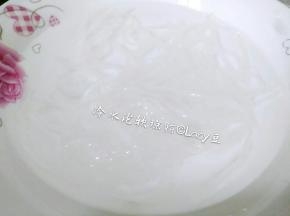 称量各层需要用的琼脂，最好是分碗泡发，方便使用。要用冷水浸泡，包装袋一般彻底泡透需要5-15分钟，没泡透的琼脂很难彻底熬化。包装袋上写只要泡2-3分钟，具体还是以泡发好的状态为准。