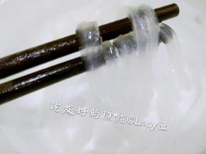 泡发好的琼脂是这样的！像粉条一样柔软，晶莹剔透无硬心。这个状态的琼脂更容易熬化。