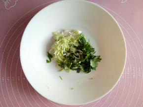 切葱花和香菜末