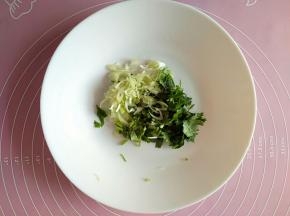 切葱花和香菜末