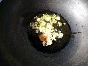 炒锅热油，倒入葱花和花椒粉爆香