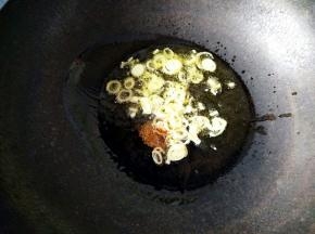 炒锅热油，倒入葱花和花椒粉爆香