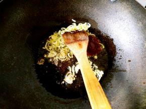 再加入一勺韩式辣椒酱和少许酱油，炒出红油。