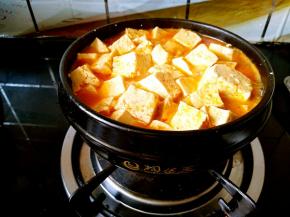 把料理好的汤倒入砂锅中，待烧开之后倒入豆腐，以小火慢炖。