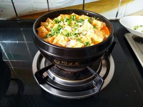 最后撒入葱花和香菜末，再加入少许味精，即可开动了。