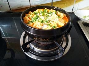 最后撒入葱花和香菜末，再加入少许味精，即可开动了。