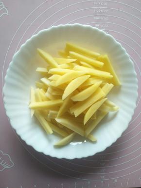 土豆削皮洗净，切成厚片，再进一步切成手指头粗细的条状。