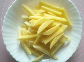 土豆削皮洗净，切成厚片，再进一步切成手指头粗细的条状。