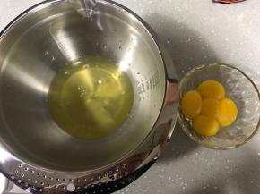 分离蛋清蛋黄。容器保证无油无水。烤箱上下火130度预热。