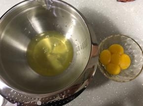 分离蛋清蛋黄。容器保证无油无水。烤箱上下火130度预热。