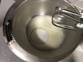 电动打蛋器低速将蛋清打至粗泡，一次性加入细砂糖，继续高速打发至湿性发泡。