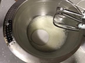 电动打蛋器低速将蛋清打至粗泡，一次性加入细砂糖，继续高速打发至湿性发泡。