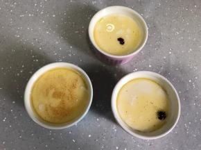 黄油过滤出杂质后均匀倒入面糊上层。放入烤箱中层，180度烤50分钟左右。