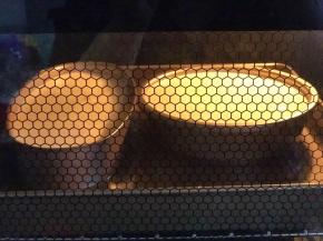 烤盘里倒入温水，模具放入烤盘，放进烤箱中层上下火130度烤120分钟。时间快到时可以用手轻拍蛋糕表面，硬实有韧性即可。停火不要立刻出炉，在烤箱里继续闷30分钟后出炉。