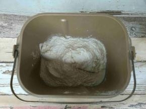 所有材料按照牛奶，鸡蛋，盐，糖（盐糖对角放）高筋粉放入面包桶。