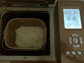 启动面包机和面程序10分钟。