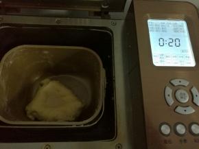 加入酵母，再次启动面包机和面程序20分钟。