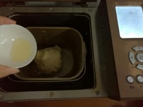 5分钟后加入植物油。