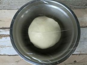 收圆，放盆内，盖保鲜膜进行基础发酵。