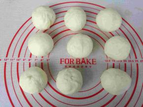 均分成9个小面团，静置松弛5分钟。