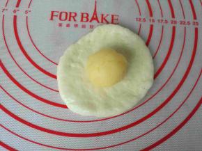 擀成圆片，包入奶黄馅。