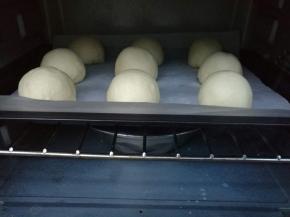 入烤箱，旁边放一碗热水。