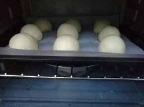 入烤箱，旁边放一碗热水。