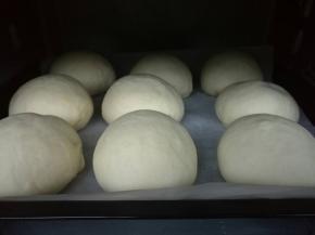 面包坯发酵到2-3倍大。取出，预热烤箱上下火18010分钟。这个时间可以刷点蛋液，撒点芝麻，（我没刷，家里没有了）