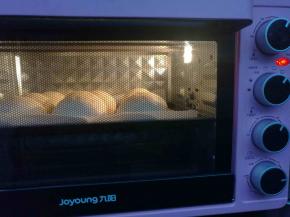 送入预热好的烤箱，上下火180℃烘烤18分钟即可。