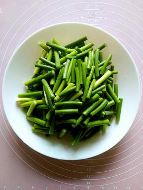 蒜薹洗干净切成段