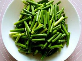 蒜薹洗干净切成段