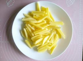 土豆切成细条