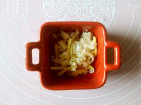 准备好葱花和姜丝