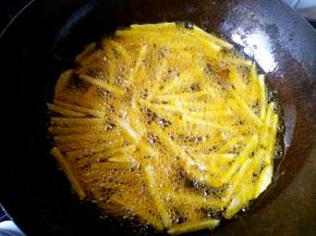 炒锅中入足够多的植物油，油温五六成热的时候入土豆条，以能迅速浮起为准。