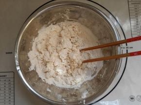 除了橄榄油和鸡蛋之外把所有材料混合慢慢加水用筷子稍稍搅拌成棉絮状。