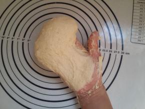 用手开始揉，刚开始会粘在手上甩不掉，稍微有点稀也不怕，揉的过程中会散发水份，过程中各种摔打像洗衣服那样搓。