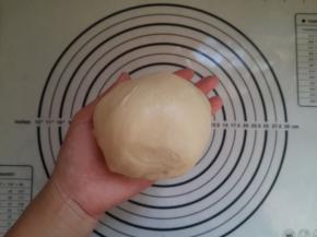 揉至光滑后加橄榄油继续摔打各种揉。