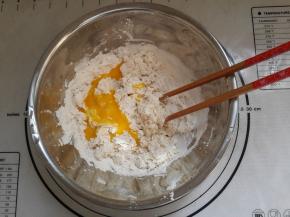 加入鸡蛋液一个。