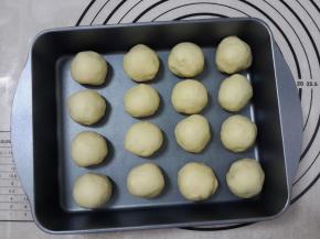 全部整理成圆形。等待二次发酵。